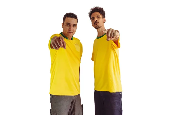 Μαύροι Αδελφοί Κίτρινο Πουκάμισο Βραζιλίας Και Σημαία Επευφημίες Απομονώνει Λευκό — Φωτογραφία Αρχείου