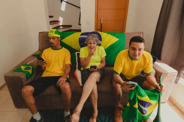 Gruppe Von Fußballfans Feiert Den Pokal Wohnzimmer Beim Fußballspielen Multiethnische — Stockfoto