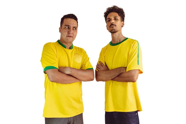 白に黄色のブラジルの応援アイソレーションを持つ黒の兄弟 サッカーファンブラジルがチャンピオンになることを応援 — ストック写真