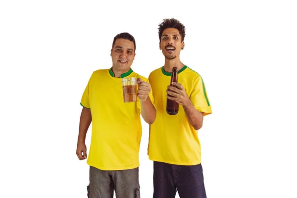 Irmãos Pretos Com Camisa Amarela Brasileira Garrafa Cerveja Isolados Branco — Fotografia de Stock