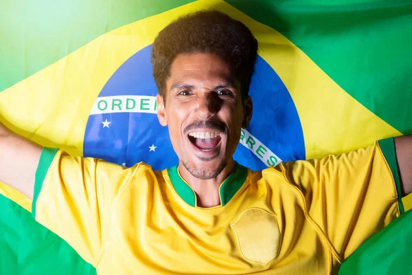 Brasilianischer Fußballfan Schwarzer Mann Hält Brasilien Fahne Hinter Sich — Stockfoto