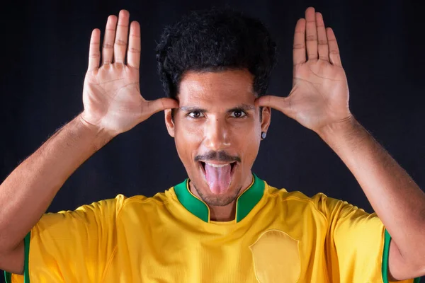 Ventilador Brasileño Fútbol Negro Con Camisa Amarilla Celebrando Aislado Sobre — Foto de Stock