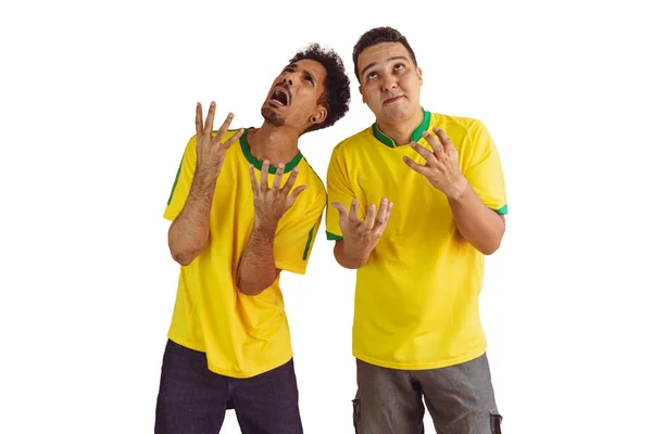 Schwarze Brüder Mit Gelbem Brasilianischen Jubel Isolieren Sich Auf Weiß — Stockfoto