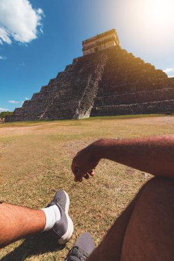 Tulum Mexico 'daki Piramit harabelerinin önündeki siyah adam turisti. Tarihi Maya Şehri 'nde Turizm İçin Güneşli Gün.