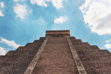 Piramit ve şehir Tulum Mexico 'da harabe halinde. Tarihi Maya Şehri 'nde Turizm İçin Güneşli Gün.