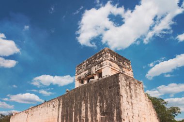 Piramit ve şehir Tulum Mexico 'da harabe halinde. Tarihi Maya Şehri 'nde Turizm İçin Güneşli Gün.