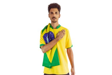 Futbol Takımı tişörtlü Brezilyalı Siyah Adam hayranı beyazın üzerinde izole edildi. Kupayı Kutlayan Bayrağlı Spor Hayranı.