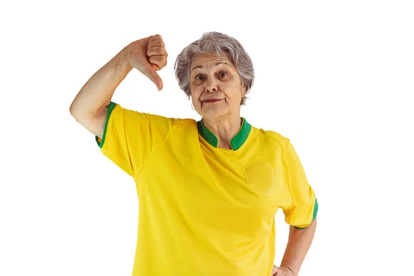 그녀는 팀노란 셔츠를 여성으로 화이트에서 고립되어 대회를 기념하는 깃발달린 스포츠 — 스톡 사진