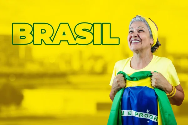 ブラジル国旗を背景にしたハンサムなシニア女性 コピースペースのあるソーシャルメディアでは — ストック写真