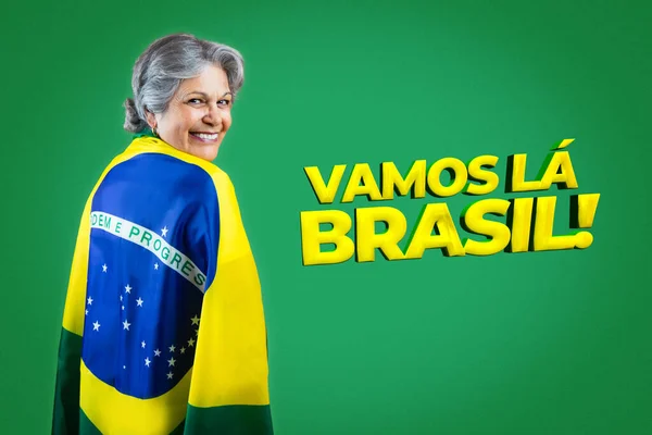 在电影背景上高举巴西国旗的漂亮的老年妇女写道 让我们用葡萄牙语去巴西吧 适用于有复制空间的社交媒体 — 图库照片