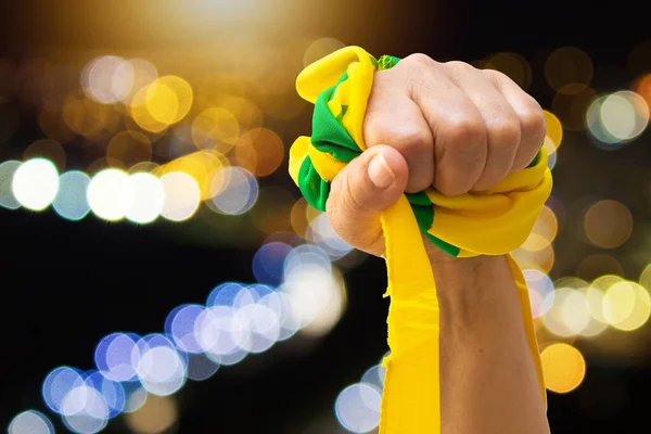 Зрелая Женщина Держит Бразильский Флаг Кинематографическом Фоне Социальных Сетей Копировальным — стоковое фото