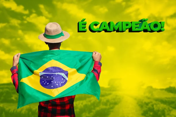 英俊的黑人年轻人 巴西球员在电影背景上举着巴西国旗 是葡萄牙的冠军 适用于有复制空间的社交媒体 — 图库照片