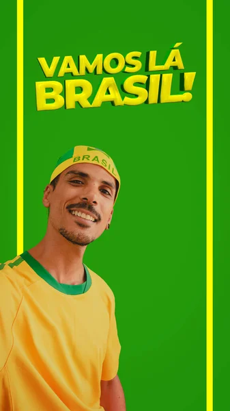 英俊的黑人年轻人 巴西球员在电影背景上举着巴西国旗 让我们用葡萄牙语去巴西吧 适用于有复制空间的社交媒体 — 图库照片