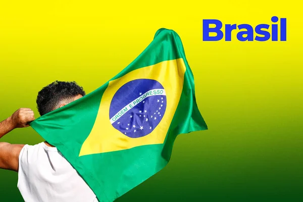 ハンサムな黒の若い男 ブラジルの選手は 映画的背景にブラジルの旗を保持 コピースペースのあるソーシャルメディアでは — ストック写真