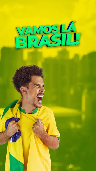 英俊的黑人年轻人 巴西球员在电影背景上举着巴西国旗 让我们用葡萄牙语去巴西吧 适用于有复制空间的社交媒体 — 图库照片