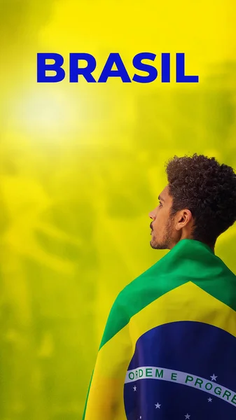 Bonito Jovem Negro Jogador Brasileiro Segurando Bandeira Brasil Fundo Cinematográfico — Fotografia de Stock