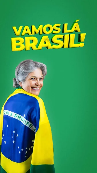 映画的背景でブラジル国旗を掲揚しているハンサムなシニア女性書かれたポルトガル語でブラジルに行きましょう コピースペースのあるソーシャルメディアでは — ストック写真