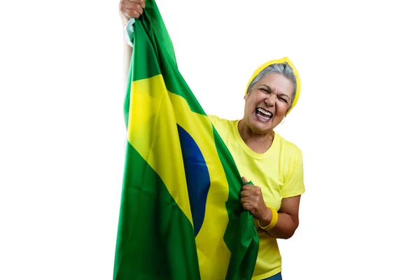 Gri Saçlı Sarı Tişörtlü Brezilya Bayrağı Taşıyan Yaşlı Kadın Izole — Stok fotoğraf