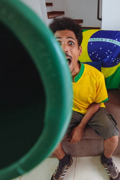 Fekete Férfi Sárga Ingben Nappaliban Néz Miközben Brazíliának Szurkol Boldog — Stock Fotó