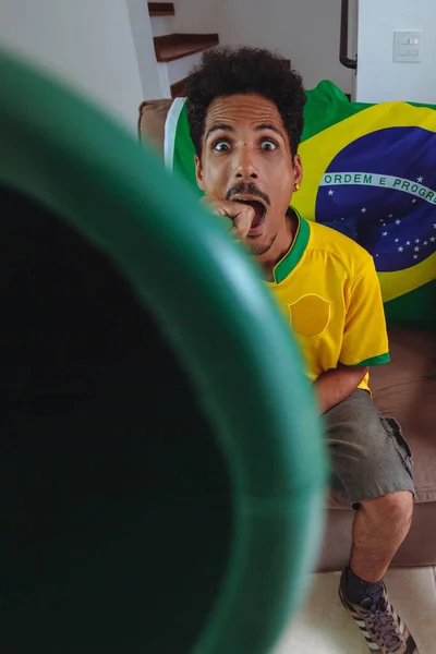 Fekete Férfi Sárga Ingben Nappaliban Néz Miközben Brazíliának Szurkol Boldog — Stock Fotó