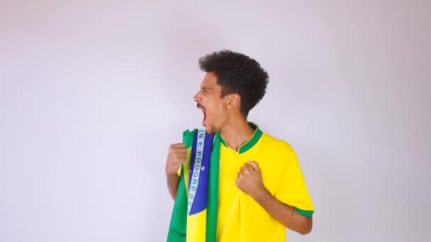 Labdarúgás Fekete Man Rajongó Vagy Játékos Sárga Ing Brazília Zászló — Stock videók