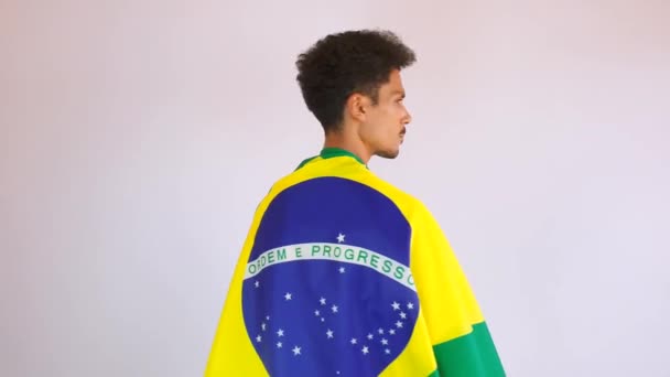축구검은 셔츠를 선수와 브라질 국기가 기념하고 — 비디오