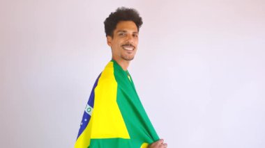 Futbolcu Siyah Adam Hayranı veya Sarı Gömlekli Futbolcu ve Brezilya Bayrağı Beyazların Üzerinde Kutlanıyor