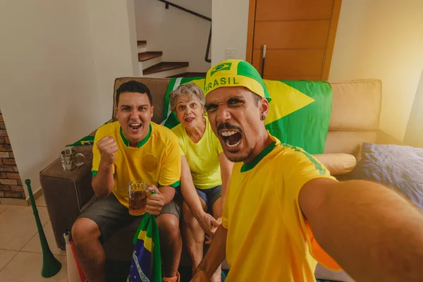 Família Brasileira Raça Mista Comemorando Taça Sala Assistindo Jogo Futebol — Fotografia de Stock