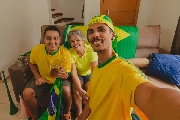 Brasilianische Mixed Race Familie Feiert Den Pokal Wohnzimmer Beim Fußballgucken — Stockfoto