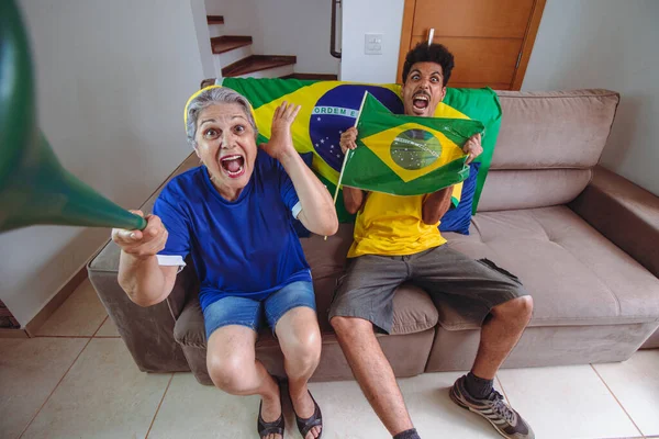 Moeder Zoon Vieren Beker Woonkamer Kijken Terwijl Juichen Voor Brazilië — Stockfoto