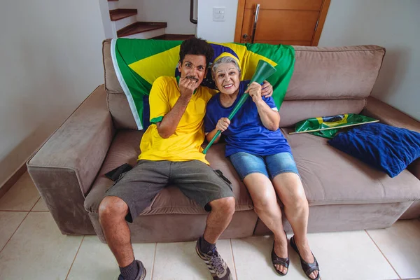 Mãe Filho Comemorando Copa Sala Assistindo Torcendo Pelo Brasil Mixed — Fotografia de Stock