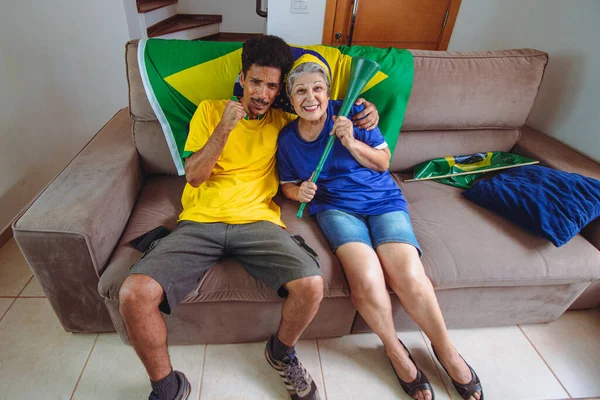 Mère Fils Célébrant Coupe Dans Salon Regardant Télévision Applaudir Brésil — Photo