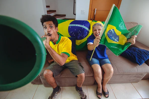 Madre Figlio Festeggiamo Coppa Salotto Guardando Fare Tifo Brasile Gara — Foto Stock