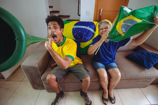 어머니와아 거실에서 브라질을 환호성을 올리는 텔레비전을 보면서 대회를 합니다 게임을 — 스톡 사진