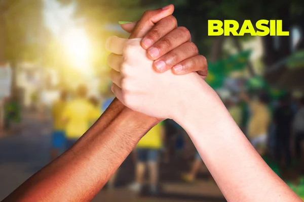 Tifosi Brasiliani Mani Multietniche Che Tremano Sfondo Cinematografico Social Media — Foto Stock