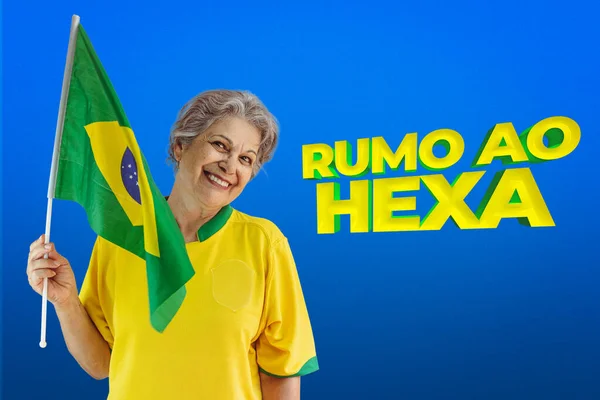 在电影背景下高举巴西国旗的高级妇女 以葡萄牙语书写 适用于有复制空间的社交媒体 — 图库照片