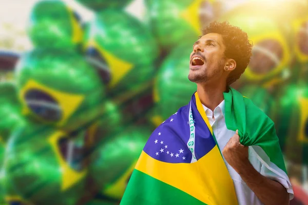 ブラジル国旗を背景にしたハンサムな黒人青年 コピースペースのあるソーシャルメディアでは — ストック写真