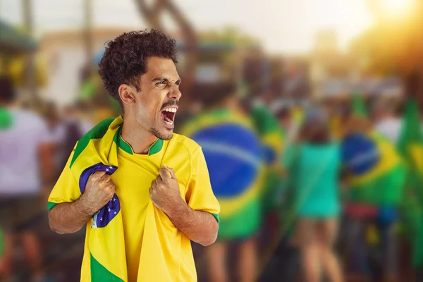 ブラジル国旗を背景にしたハンサムな黒人青年 コピースペースのあるソーシャルメディアでは — ストック写真