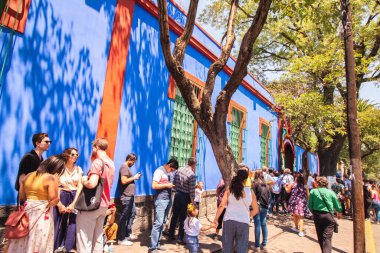 MEXICO CITY, MEXICO - 24 Mart 2019: Ünlü ressam Frida Khalo Home Müzesini ziyaret eden turistler. Meksika Turizm Editör ResmiComment.