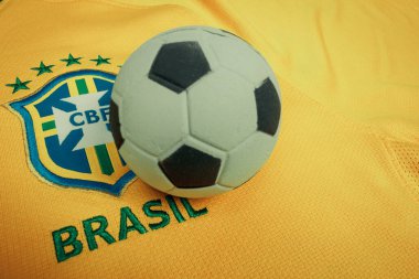 PAULO, BRAZIL - 23 Haziran 2018: Brezilya futbol takımının ulusal sembolü veya logosu CBF ve futbol topu. Futbol Editör ResmiName.