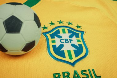 PAULO, BRAZIL - 23 Haziran 2018: Brezilya futbol takımının ulusal sembolü veya logosu CBF ve futbol topu. Futbol Editör ResmiName.