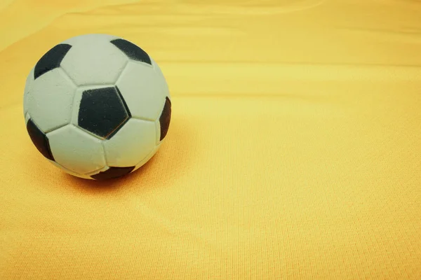 Bola Futebol Fundo Amarelo Para Mídias Sociais Espaço Para Texto — Fotografia de Stock