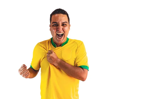 ブラジルのサッカー選手は白を背景に祝う ブラックサッカー選手持株旗の劇的な肖像 — ストック写真