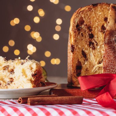 Noel için dekore edilmiş ahşap bir masada servis edilen meyveli ve çikolatalı kekler. Bulanık Arkaplanda Ev Yapımı Noel Ekmeği, Boşluğu Kopyala.