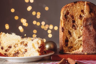 Noel için dekore edilmiş ahşap bir masada servis edilen meyveli ve çikolatalı kekler. Bulanık Arkaplanda Ev Yapımı Noel Ekmeği, Boşluğu Kopyala.