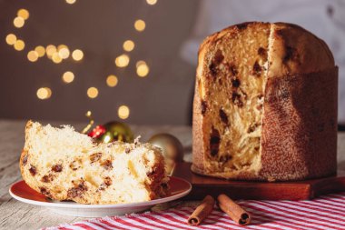 Noel için dekore edilmiş ahşap bir masada servis edilen meyveli ve çikolatalı kekler. Bulanık Arkaplanda Ev Yapımı Noel Ekmeği, Boşluğu Kopyala.