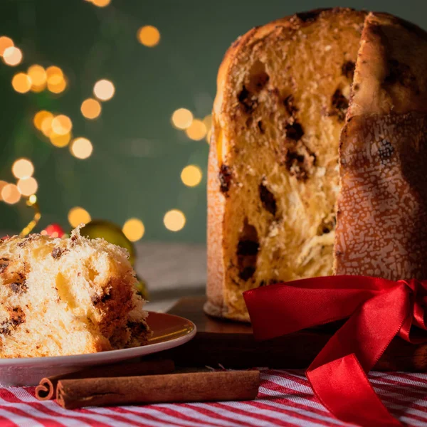 Noel için dekore edilmiş ahşap bir masada servis edilen meyveli ve çikolatalı kekler. Yeşil Arkaplanda Ev Yapımı Noel Ekmeği, Boşluğu Kopyala.