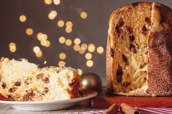 Noel için dekore edilmiş ahşap bir masada servis edilen meyveli ve çikolatalı kekler. Bulanık Arkaplanda Ev Yapımı Noel Ekmeği, Boşluğu Kopyala.