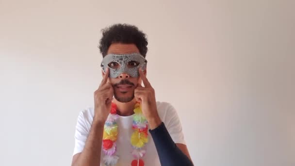 Karnevalskläder Brasiliansk Turist Med Karneval Kostym Fantastisk Isolerad Vitt — Stockvideo