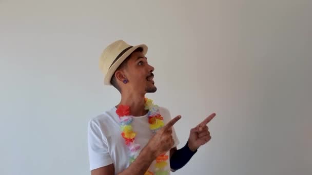 嘉年华派对装束 巴西游客与狂欢节服装惊喜隔离在白色 — 图库视频影像